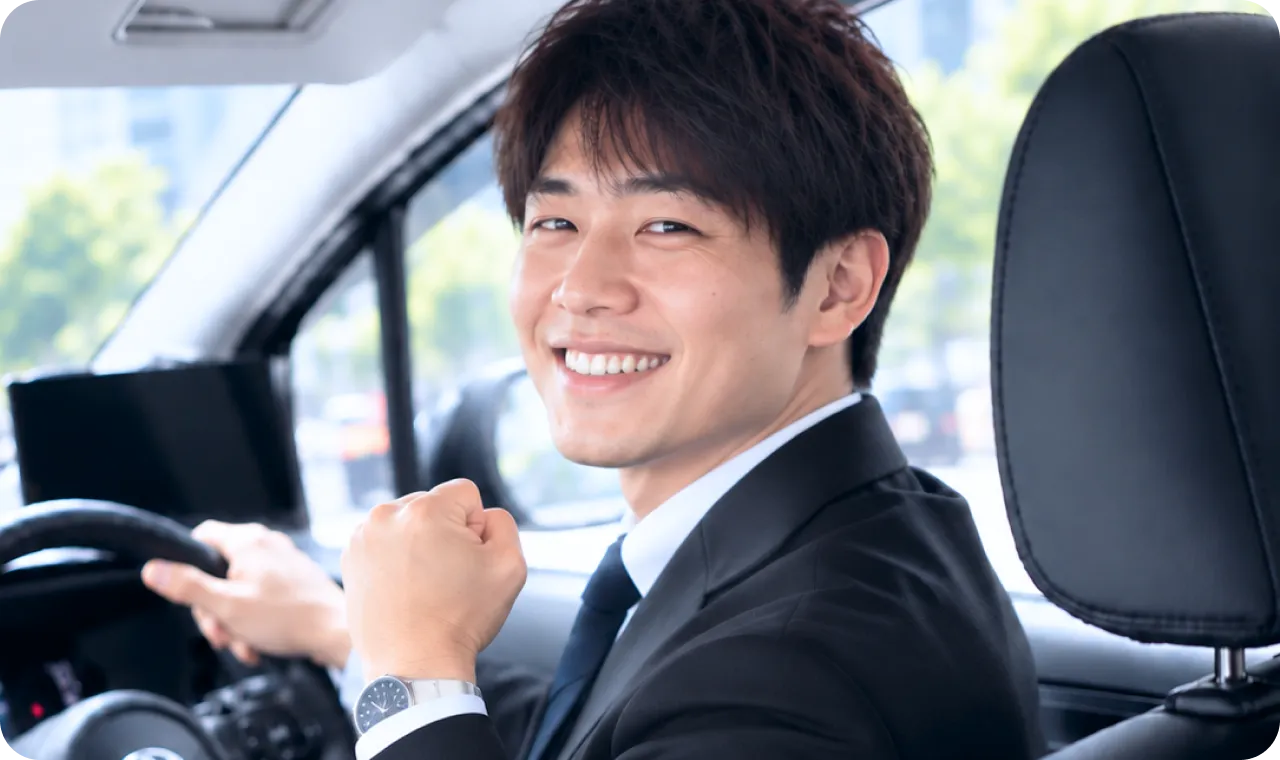 運転席でガッツポーズをする乗務員