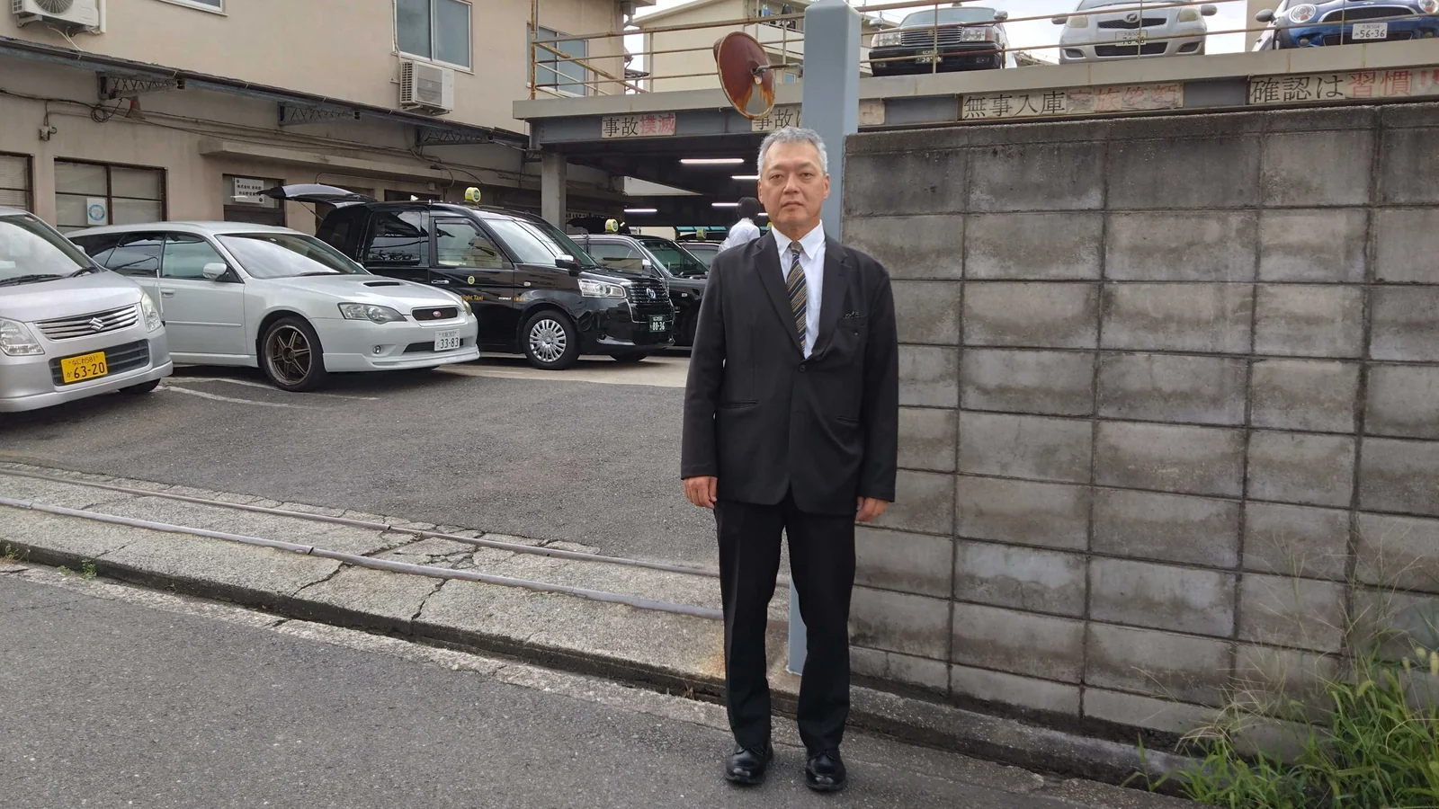 営業所前に立つM.T.さん