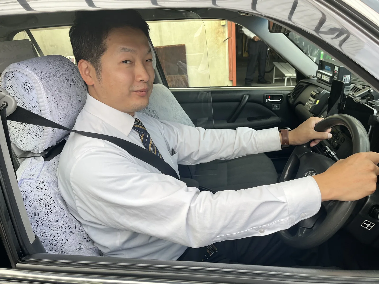運転席でハンドルを握るY.T.さん
