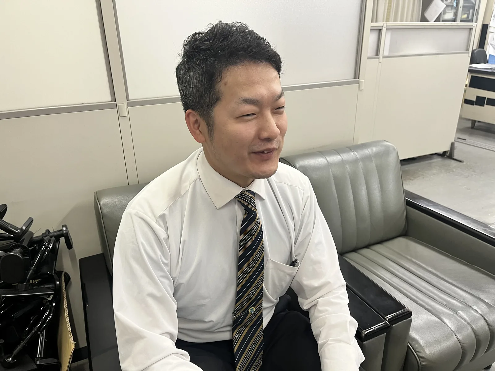 事務所でインタビューに答えるY.T.さん