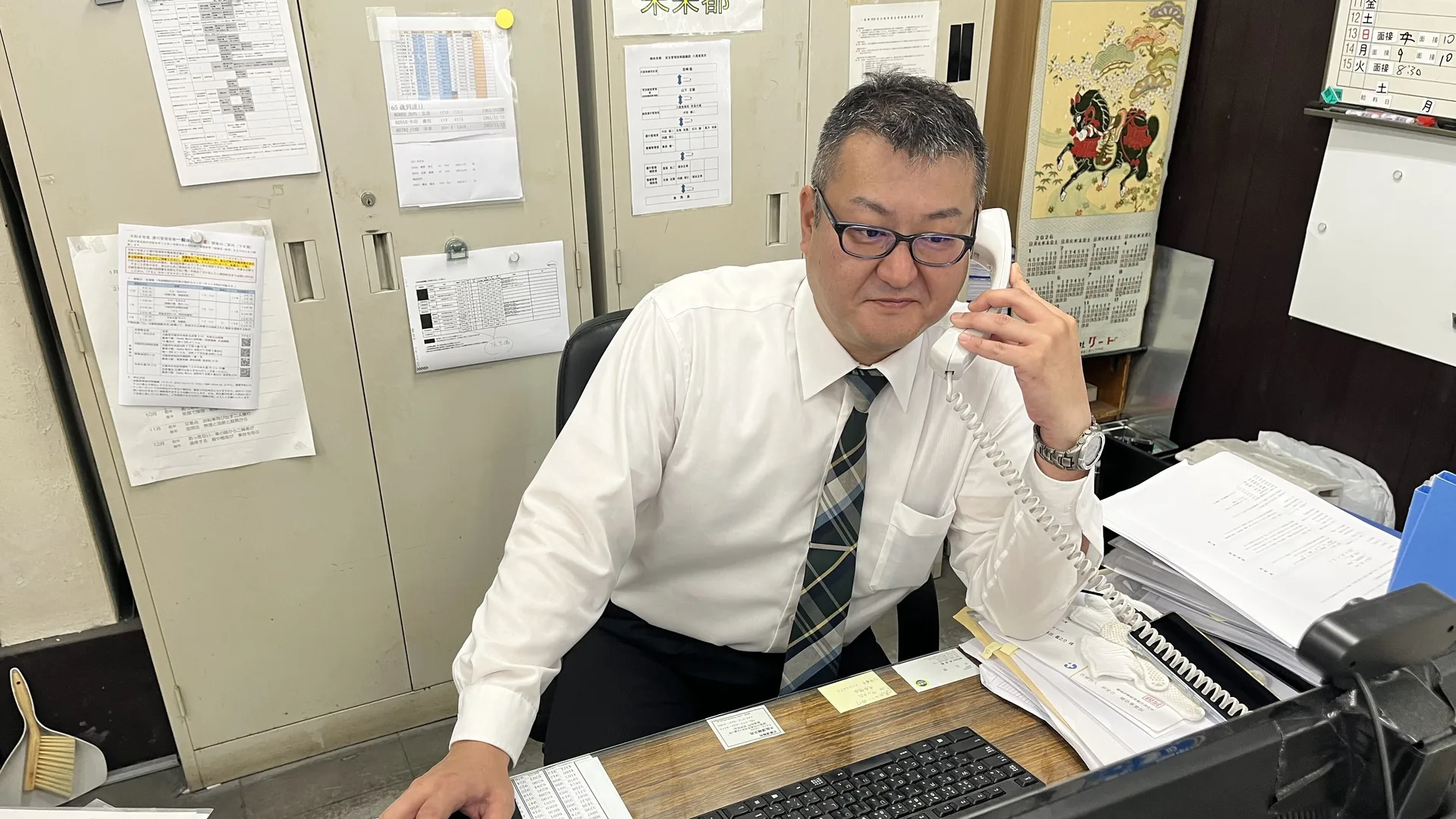 営業所の事務所で電話対応をするU.T.さん