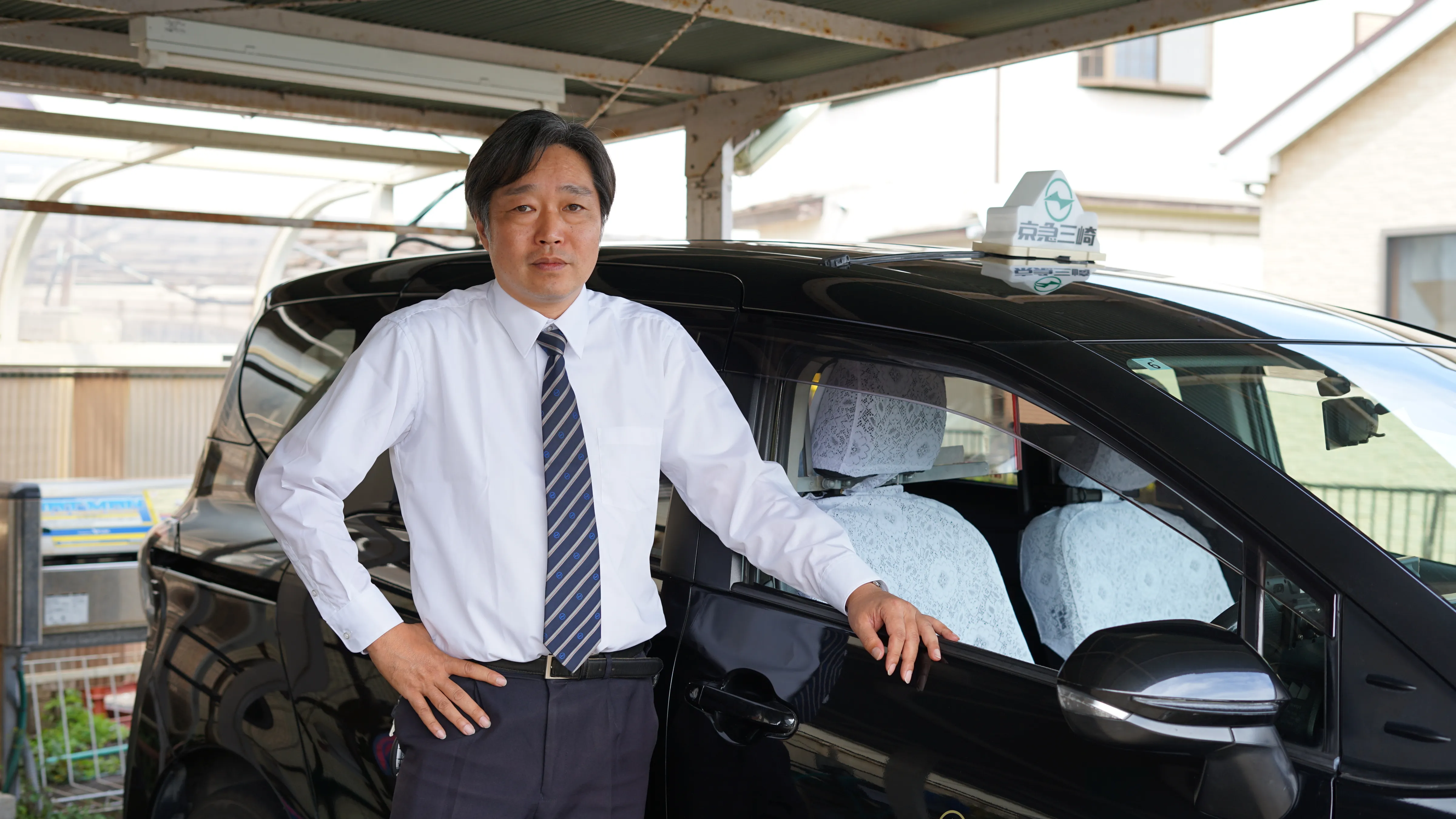 タクシーの前に立つH.M.さん