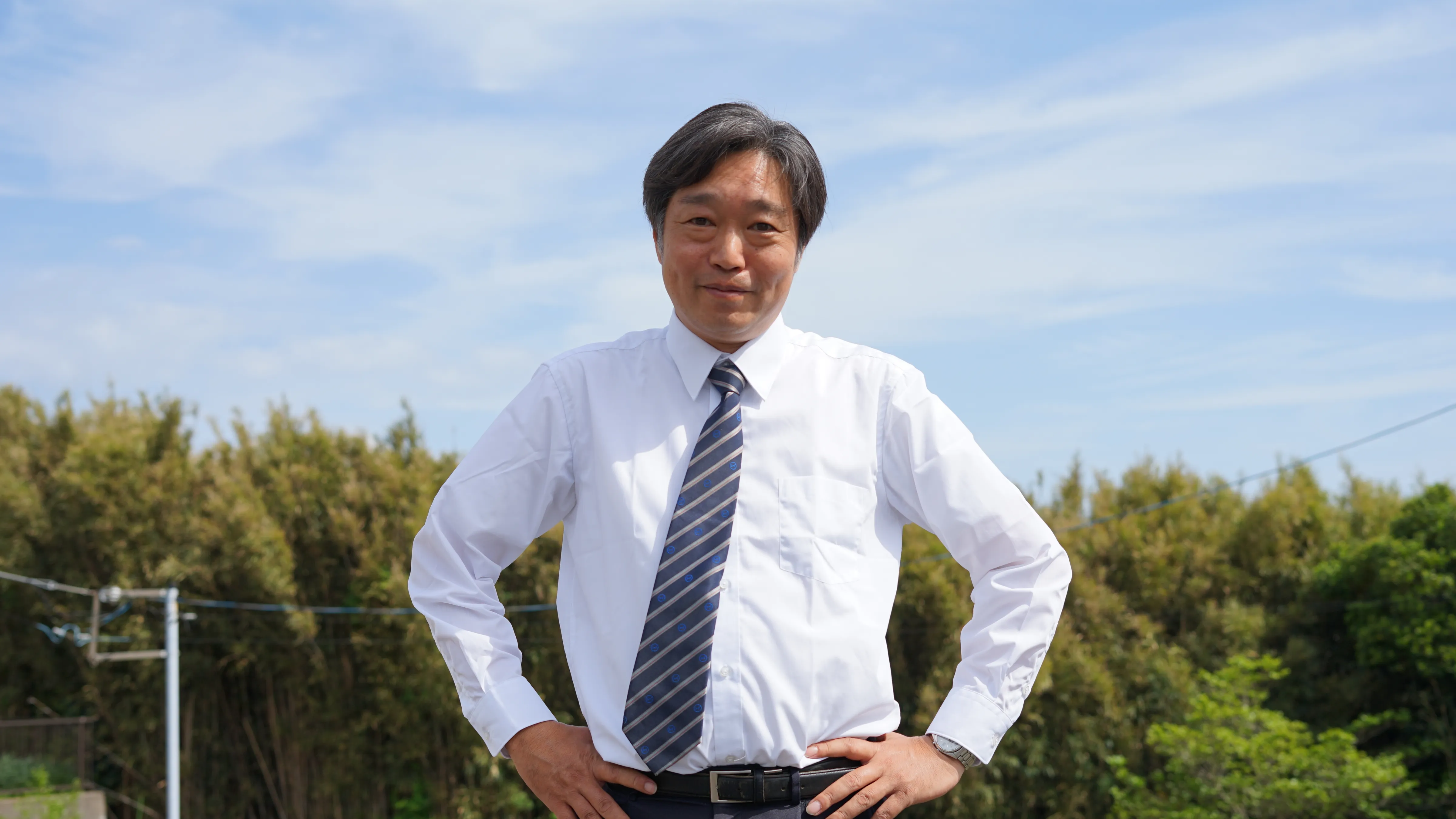 青空の下に立つH.M.さん