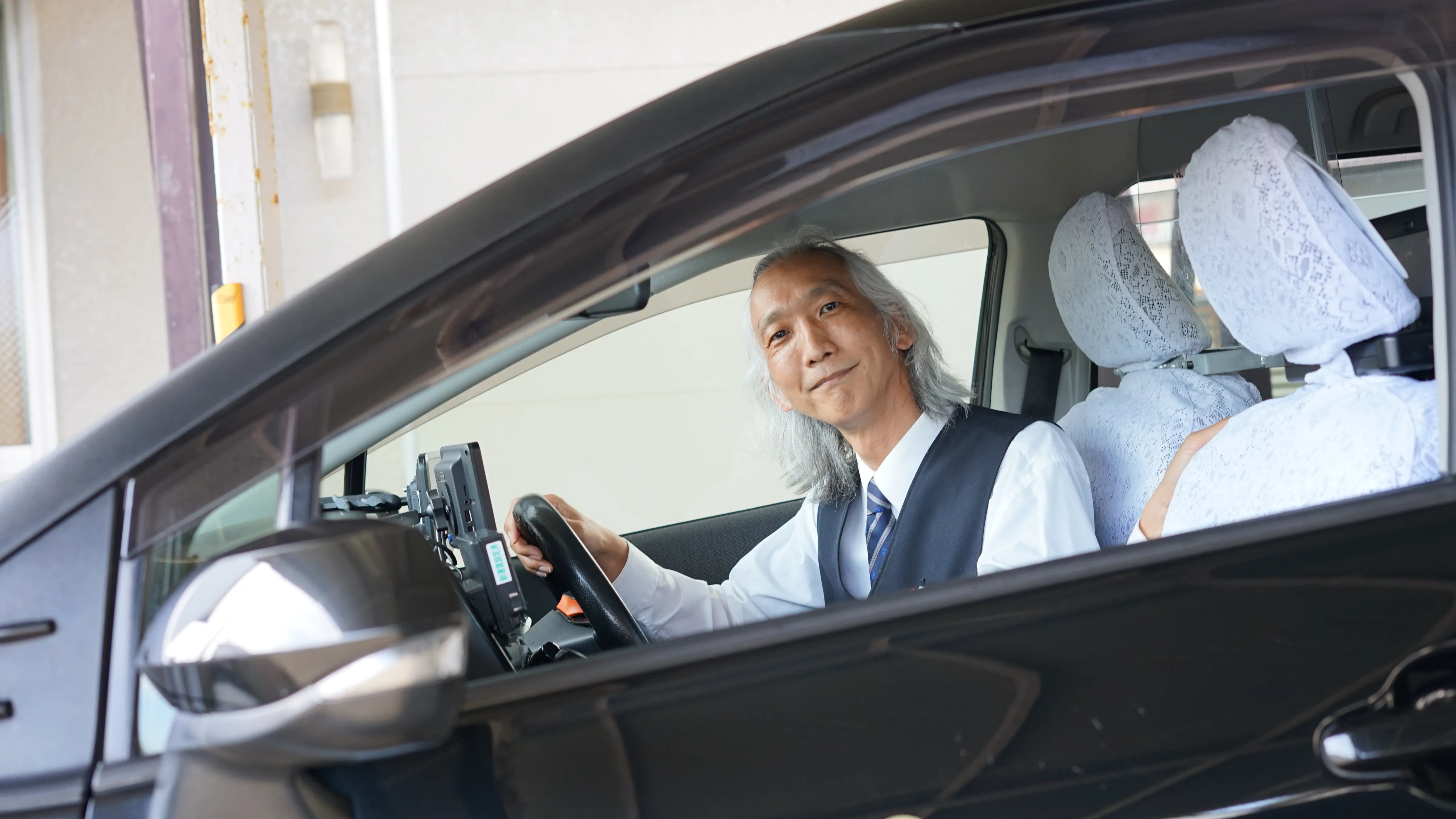 運転席に座るK.K.さん