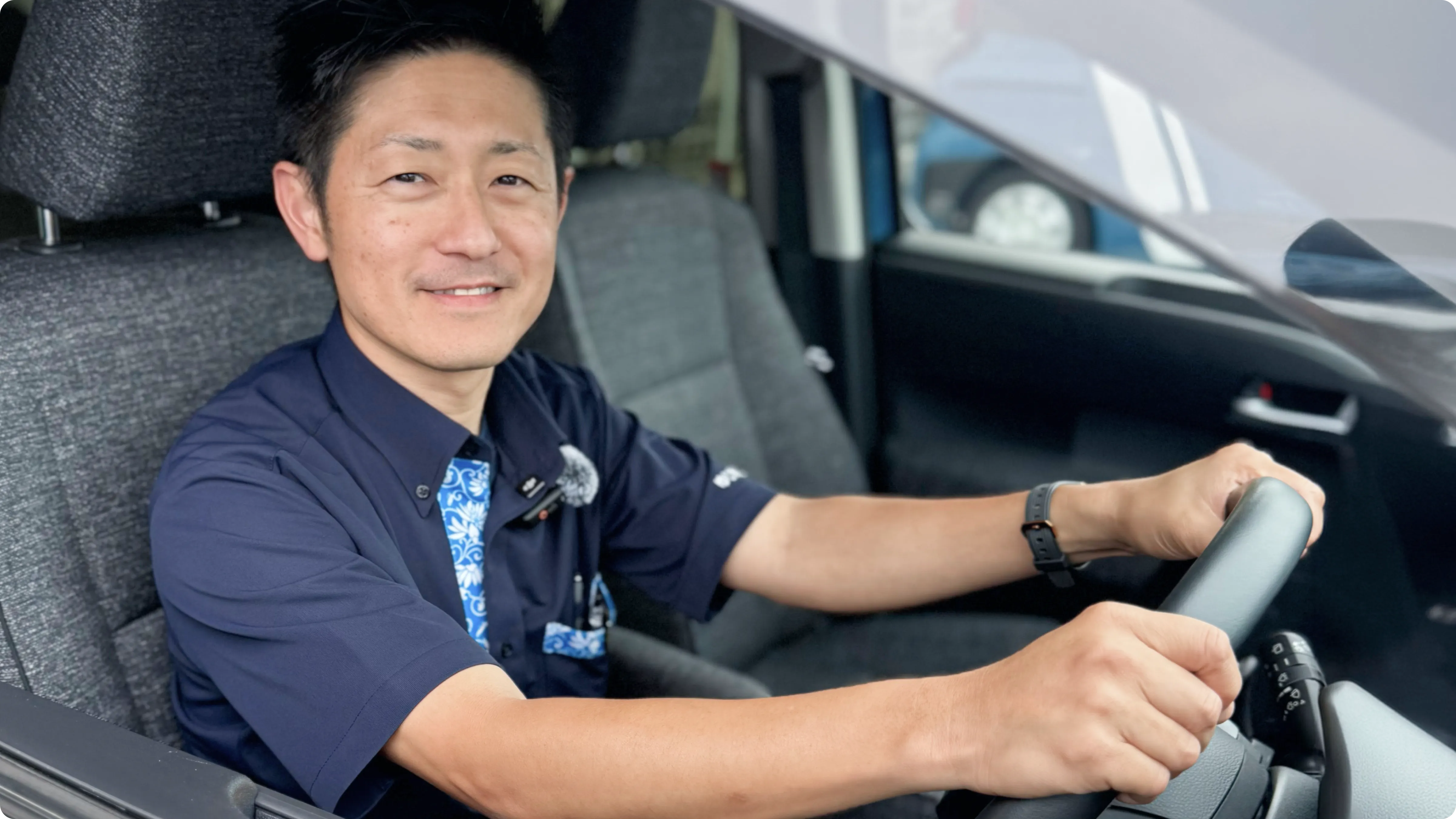 運転席に座るA.R.さん