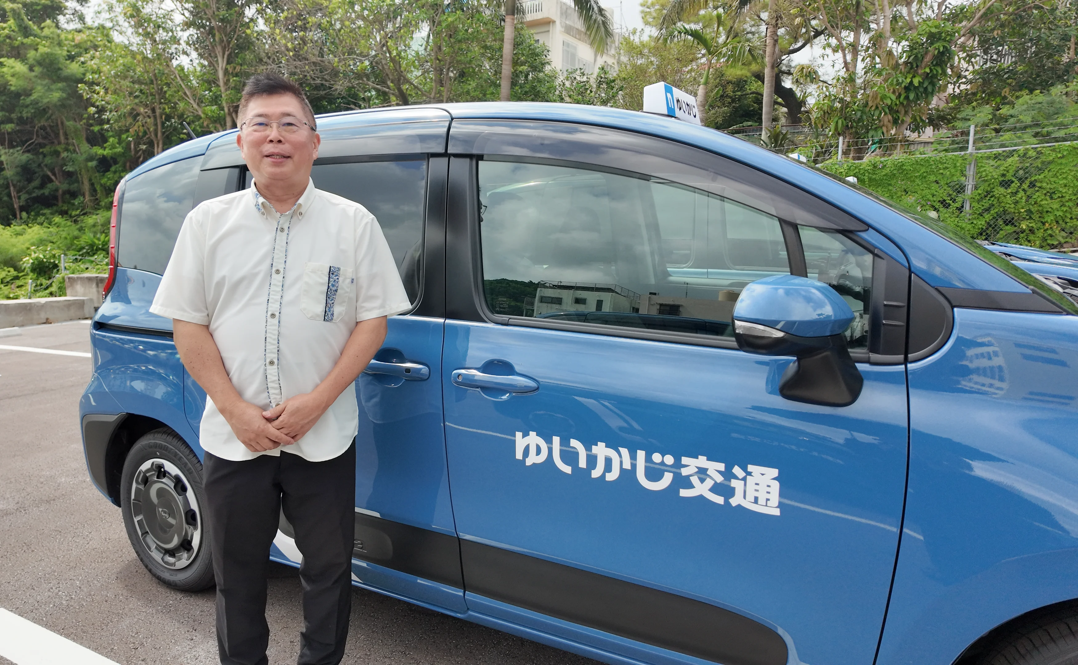 車両の前に立つT.Y.さん