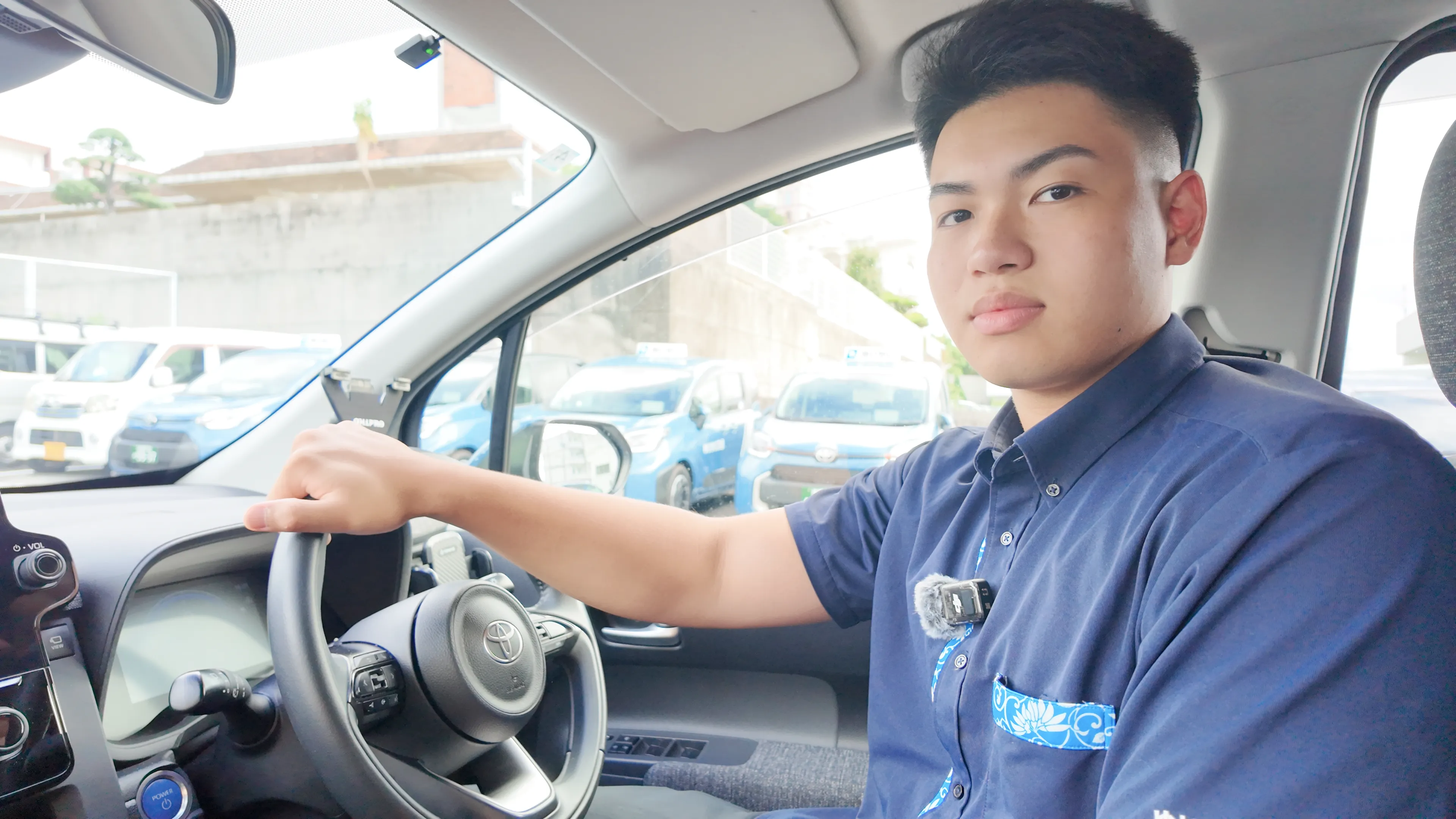 運転席でハンドルを握るS.R.さん