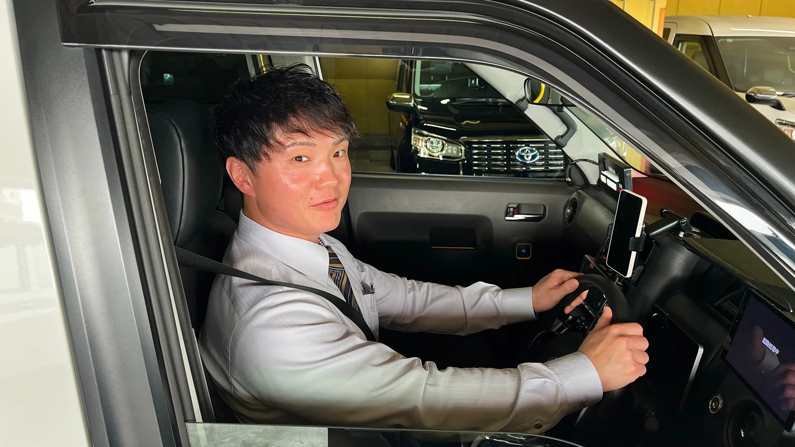 運転席に座るT.O.さん