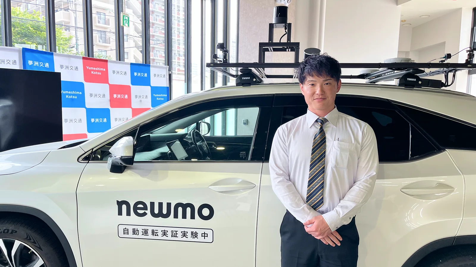 夢洲交通のタクシーの前に立つT.O.さん