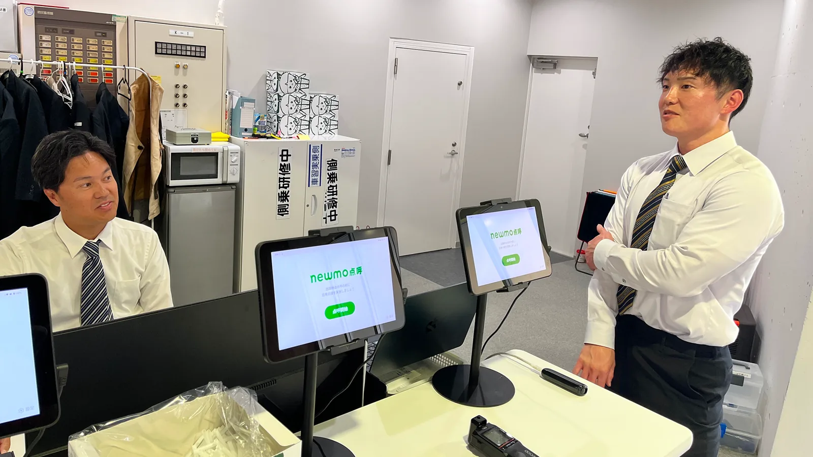 営業所で同僚と話すT.O.さん