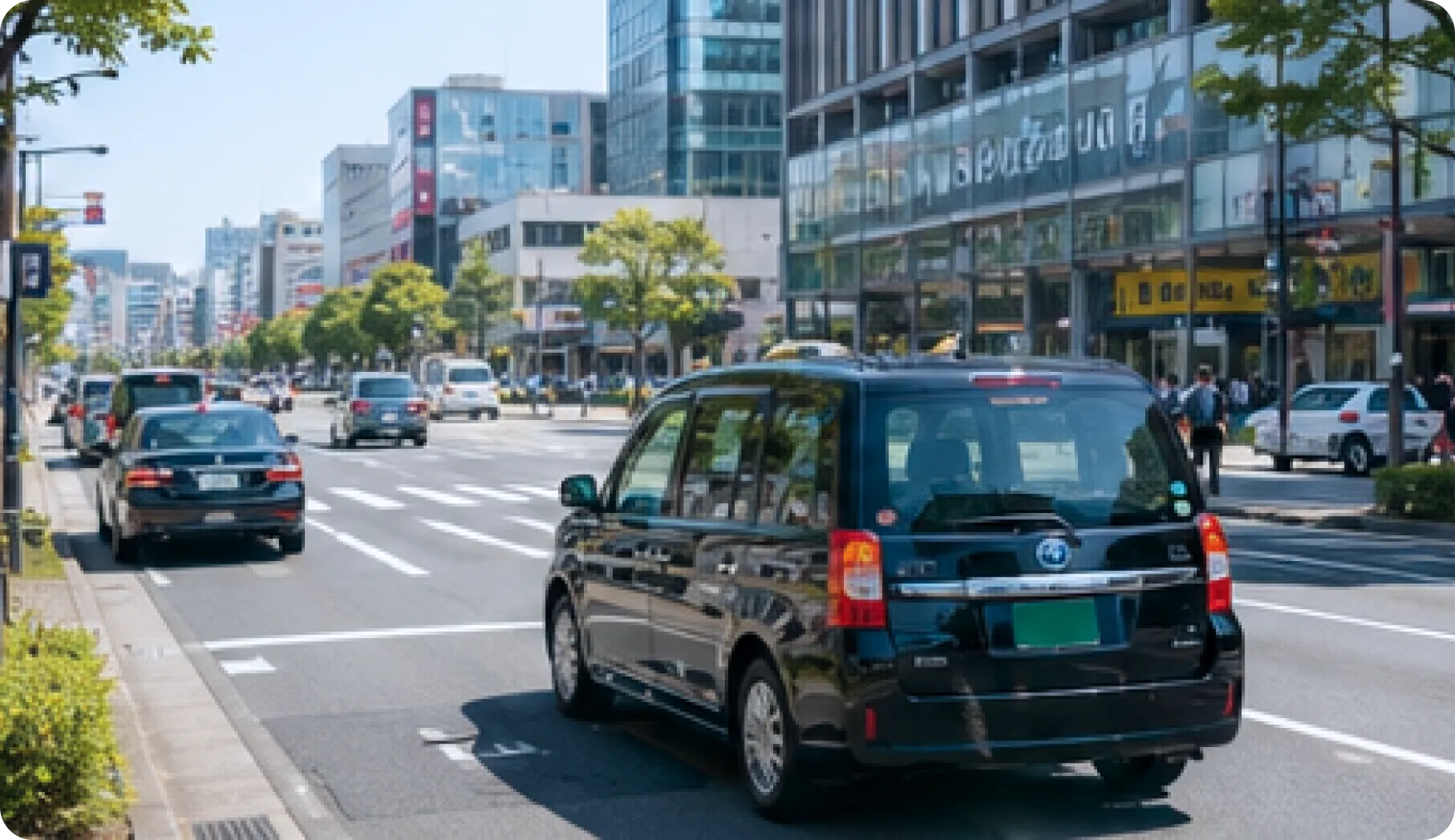 お客様を見つけるタクシー車両